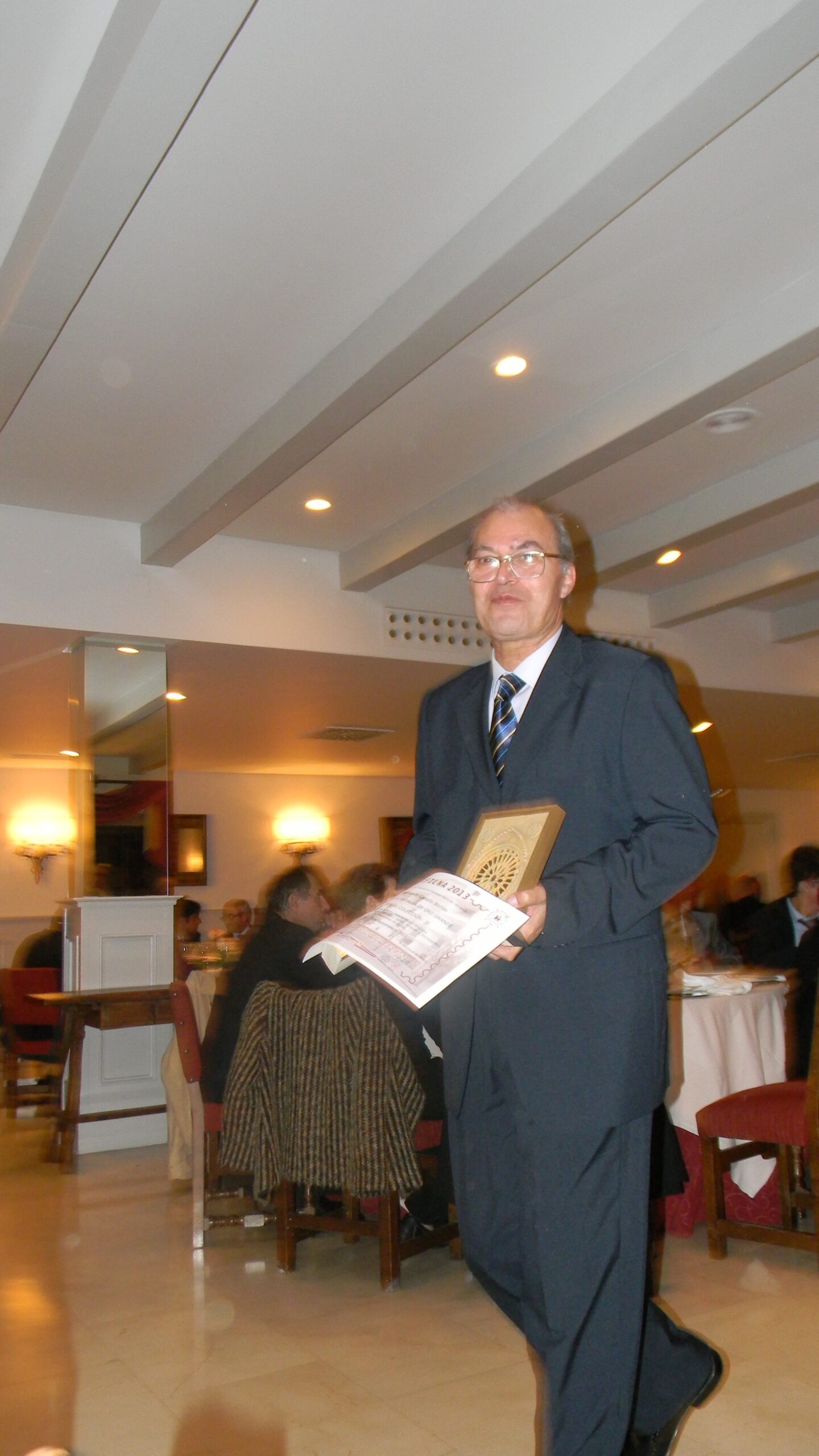 2013. Exfilna. Recibiendo "La Pluma de Plata"